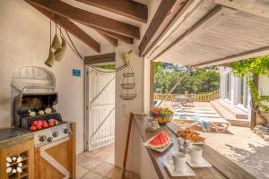 Villa Atmosfera by Abahana Villas في Fanadix: مطبخ مع موقد وطاولة مع طعام