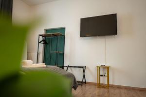 a room with a flat screen tv on a wall at T21 - Boardinghouse im Citycenter mit Parkplatz in Chemnitz