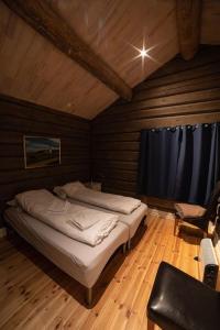 Krevet ili kreveti u jedinici u okviru objekta Dyrøy Holiday - Lodge with Jacuzzi