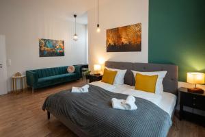 a bedroom with a bed and a green couch at T21 - Boardinghouse im Citycenter mit Parkplatz in Chemnitz