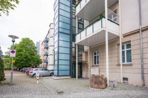 a building with a car parked in front of it at T21 - Boardinghouse im Citycenter mit Parkplatz in Chemnitz