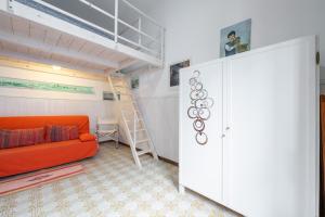 een woonkamer met een bank en een stapelbed bij Monolocale Ginetto in Calasetta