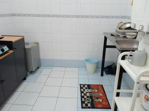 Kuchyň nebo kuchyňský kout v ubytování Homestay Idaman Penang