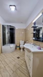 łazienka z wanną, umywalką i toaletą w obiekcie Pensiunea Casa Pescarilor w mieście Sulina