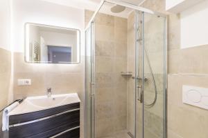 uma casa de banho com um lavatório e um chuveiro em Villa Albus App 7 em Ahlbeck