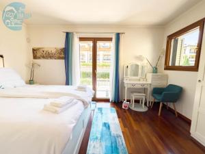 une chambre avec deux lits et un bureau et une fenêtre dans l'établissement Porto San Rocco 12 Tirabora Short Rent, à Muggia