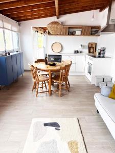 een keuken en eetkamer met een tafel en stoelen bij AA Guest - Isla The Nordic Eco Apartment in Puerto de la Cruz