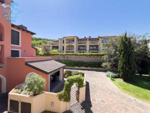 - une vue sur la maison depuis le jardin dans l'établissement Porto San Rocco 12 Tirabora Short Rent, à Muggia