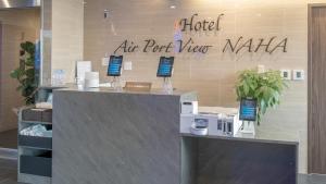 uma nilla de visto do porto do hotel com telemóveis num balcão em ホテルエアポートビューNAHA em Gushi
