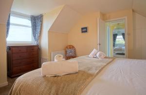 High Auchenlarie Cottage tesisinde bir odada yatak veya yataklar