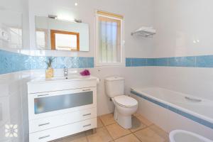 Ein Badezimmer in der Unterkunft Villa Aurora by Abahana Villas