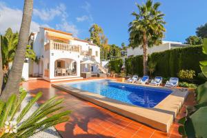 ein Swimmingpool vor einer Villa in der Unterkunft Villa Aurora by Abahana Villas in Benissa