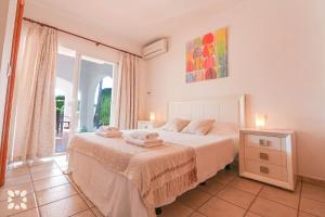 Ein Bett oder Betten in einem Zimmer der Unterkunft Villa Aurora by Abahana Villas