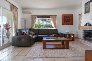 Ein Sitzbereich in der Unterkunft Villa Aurora by Abahana Villas