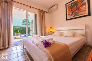 Ein Bett oder Betten in einem Zimmer der Unterkunft Villa Aurora by Abahana Villas