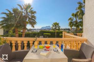ein Tisch auf einem Balkon mit Blick auf das Meer in der Unterkunft Villa Aurora by Abahana Villas in Benissa + 22 Fotos