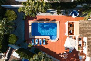 mit Blick auf den Pool neben dem Resort in der Unterkunft Villa Aurora by Abahana Villas in Benissa