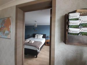 um quarto com uma cama e uma pilha de caixas em Juliette's em Ypres