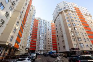 grupa wysokich budynków na ulicy miejskiej w obiekcie Apartament in the Center Area w mieście Sectorul Botanica