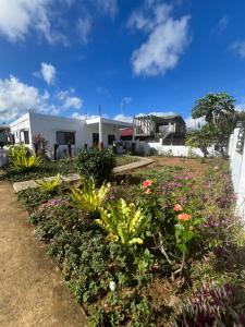 un jardín con flores frente a una casa en Capinahan Guest House 