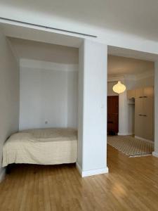 ein Schlafzimmer mit einem Bett in der Mitte eines Zimmers in der Unterkunft Asunto keskustassa, Etu-Töölö in Helsinki