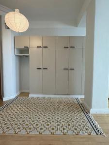 a room with white cabinets and a rug at Asunto keskustassa, Etu-Töölö in Helsinki