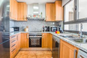 Küche/Küchenzeile in der Unterkunft Sunset Golf Penthouse - Happy Rentals