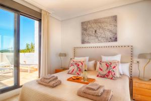 Ein Bett oder Betten in einem Zimmer der Unterkunft Sunset Golf Penthouse - Happy Rentals