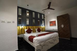 Un pat sau paturi într-o cameră la ViBe Blue Hotel - By NIKETAN