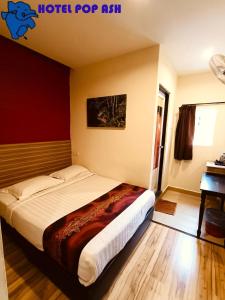 - une chambre avec un grand lit dans l'établissement HOTEL POP ASH, à Brinchang