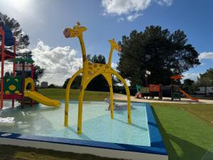 um parque infantil com duas girafas num escorrega em Pestana Blue Alvor Beach - All Inclusive Hotel em Alvor