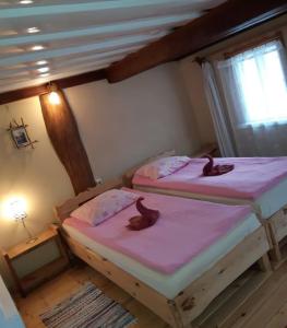 Ένα ή περισσότερα κρεβάτια σε δωμάτιο στο sodyba Vieversynė