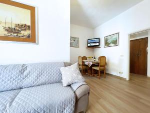 een woonkamer met een bank en een tafel bij Casa Camilla - ArgonautiVacanze in Porto Azzurro
