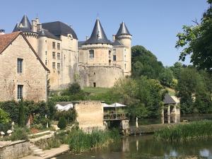 een kasteel met een rivier ervoor bij Cha16 - Nanteuil En Vallee - Touchbaudrand in Messeux