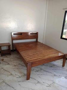 una panca di legno seduta in cima a un piano di Capinahan Guest House 