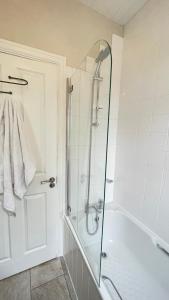 Ένα μπάνιο στο Spacious Double Room with Private Bathroom in Quiet Area Easy Access to London Central & London Bridge