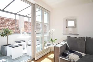 sala de estar con sofá y ventana en chez Douverne Hotel mit Hästens Betten, en Sommerach