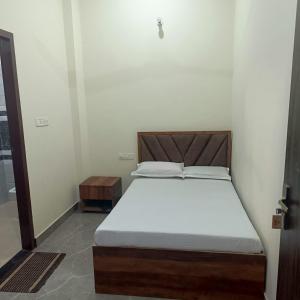 Postel nebo postele na pokoji v ubytování Shri Girraj Residency