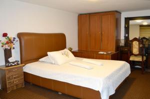um quarto com uma cama grande com duas toalhas em بيت الطبيعة nature house em Gérasa
