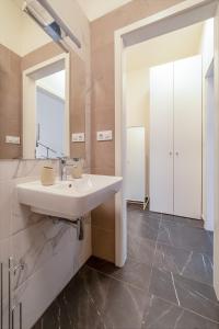 een badkamer met een wastafel en een spiegel bij Historic City Center Deer Suite by Rentez in Praag