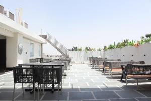 - une rangée de tables et de chaises sur la terrasse dans l'établissement Hotel maxsun gwalior, à Gwalior