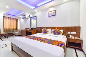 1 dormitorio con 1 cama grande en una habitación en FabHotel Shakti Palace, en Ponda