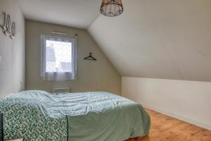 a bedroom with a bed and a window at YANA - Plage à 4 km in Sarzeau