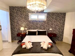 um quarto com uma cama e uma parede em preto e branco em Princesa Ico, cerca del mar em San Bartolomé