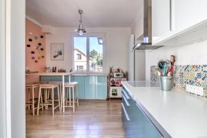 cocina con armarios azules y encimera en Large house with garden in Bougival - Welkeys, en Bougival
