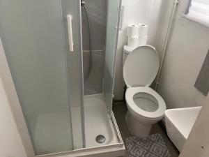 A bathroom at the woodland apartment 1