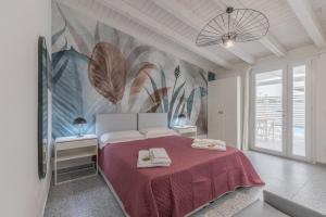 um quarto com uma cama com duas toalhas em La Scala Suite em Realmonte