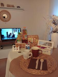 a table with two coffee cups and a tv at La soffitta di Megan in Cesano