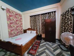 シロンにあるStay Inn Eastwood Guest Houseのベッドと窓とドアのある寝室 +21枚の写真