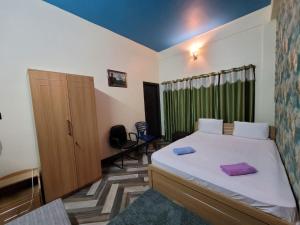 1 dormitorio con 1 cama y cortina verde en Stay Inn Eastwood Guest House, en Shillong